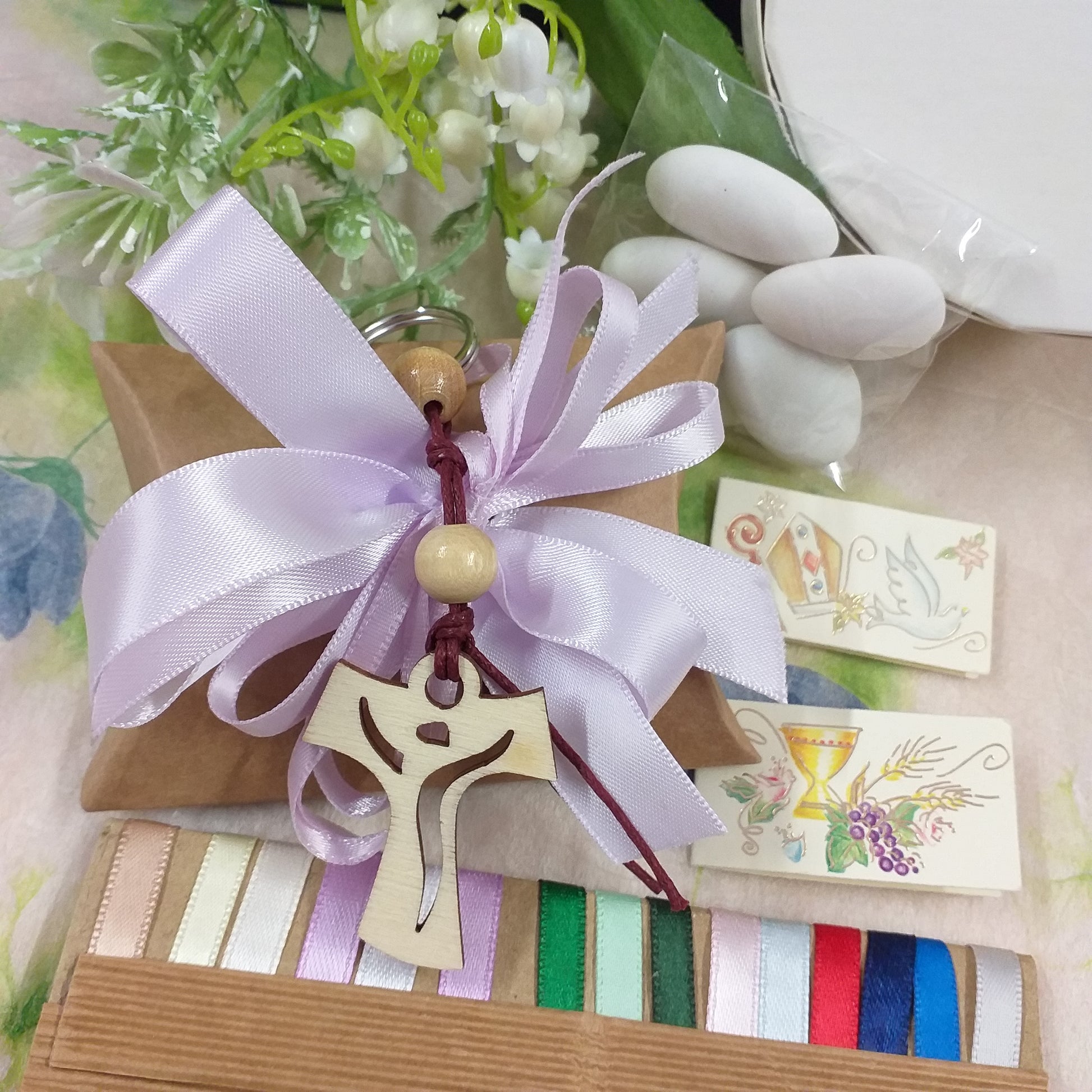 lilla lavanda pastello bustina cartoncino ecologico kraft bomboniera Comunione Cresima green artigianale fatta a mano Croce Tau Legno portachiavi perline cordino confezionata confetti bigliettini nastrini