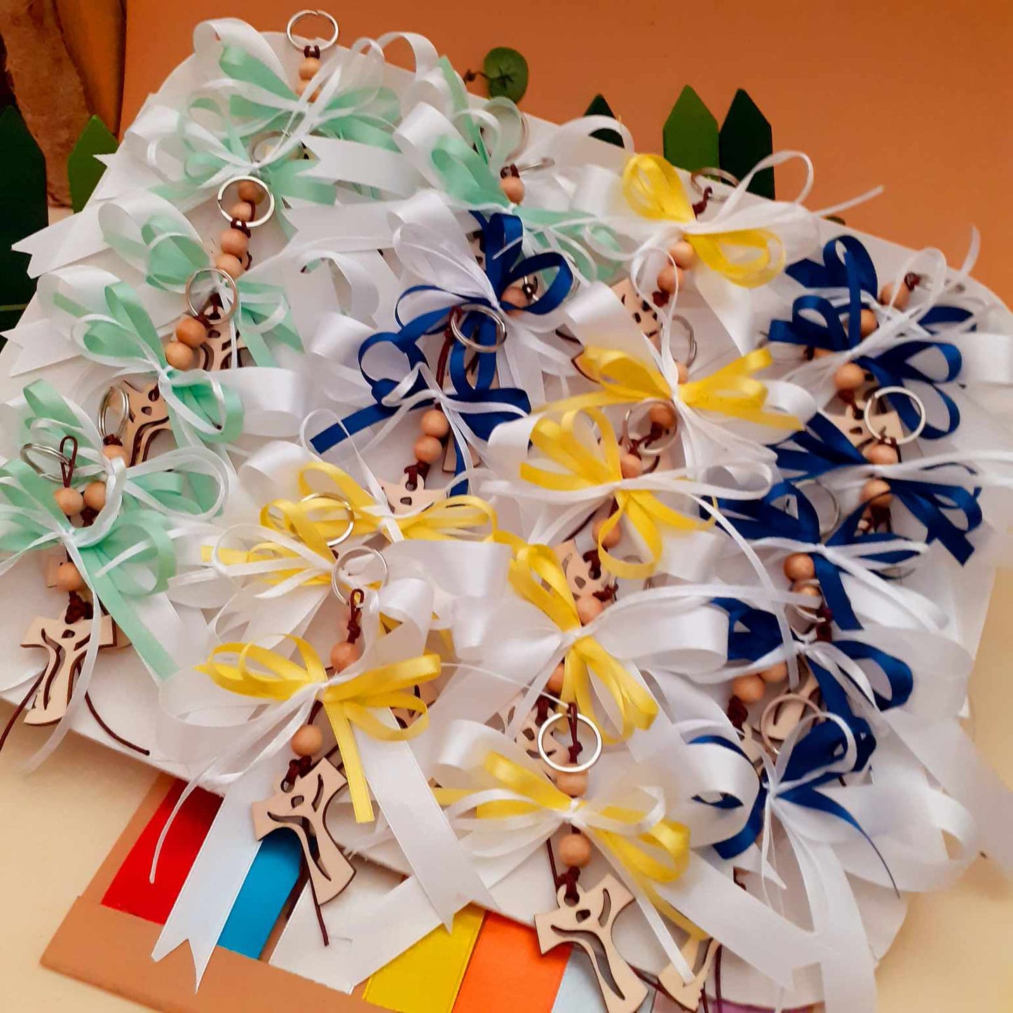 bomboniere tau legno croce perline cordino portachiavi fiocco coccarda ricordino segnaposto comunione cresima bianco e nastrino colorato tiffani-chiaro giallo blu