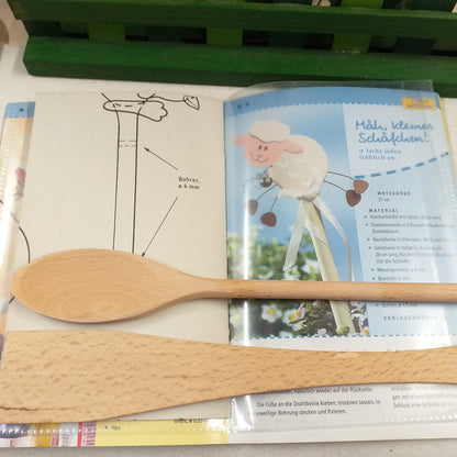 interno del libretto con cartamodelli schemi pecora del Rayher kit manuale Löffelkerlchen für den Frühling Bastelideen con i cucchiai da cucina in legno attrezzi uso lavoretti pasquali creativi facili bambini