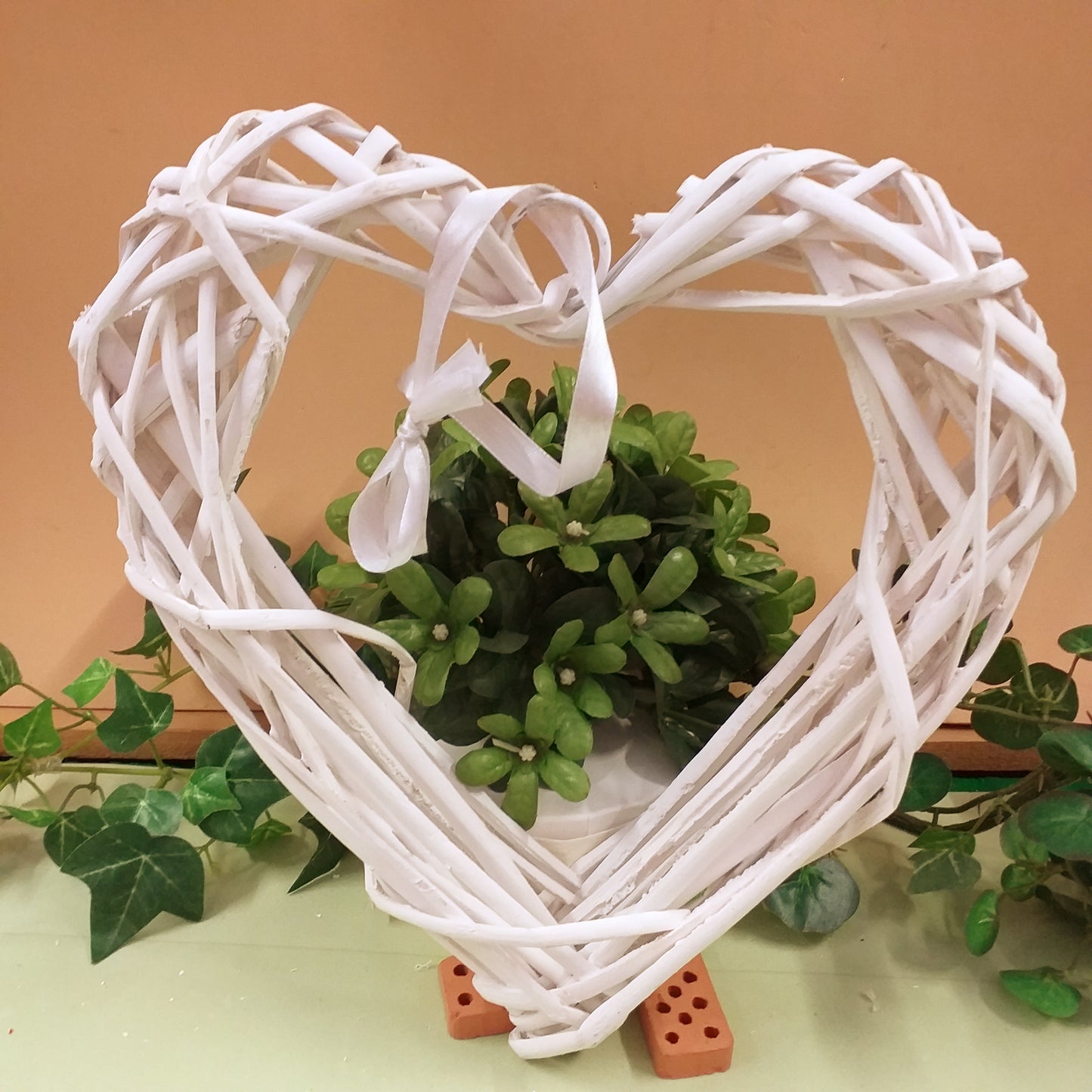 25 cm medio cuore vimini bianco intrecciato ghirlanda rattan di midollino viticcio uso cornice da decorare fuoriporta allestimento san valentino festa mamma natale pasqua fiocco nascita coccarda