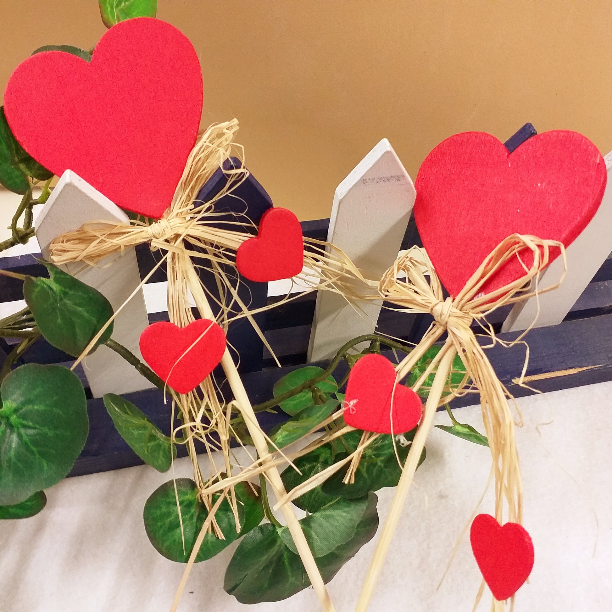 coppia applicazione cuori rossi pick stelo legno decorazioni fioristi packaging piante bastoncino rafia ciondoli cuoricini idea natale capodanno segnaposto bomboniera matrimonio