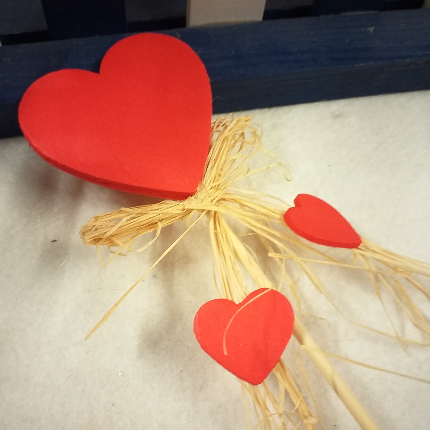 applicazione cuore rosso pick stelo legno decorazioni fioristi packaging piante bastoncino rafia ciondoli cuoricini idea natale capodanno segnaposto bomboniera matrimonio