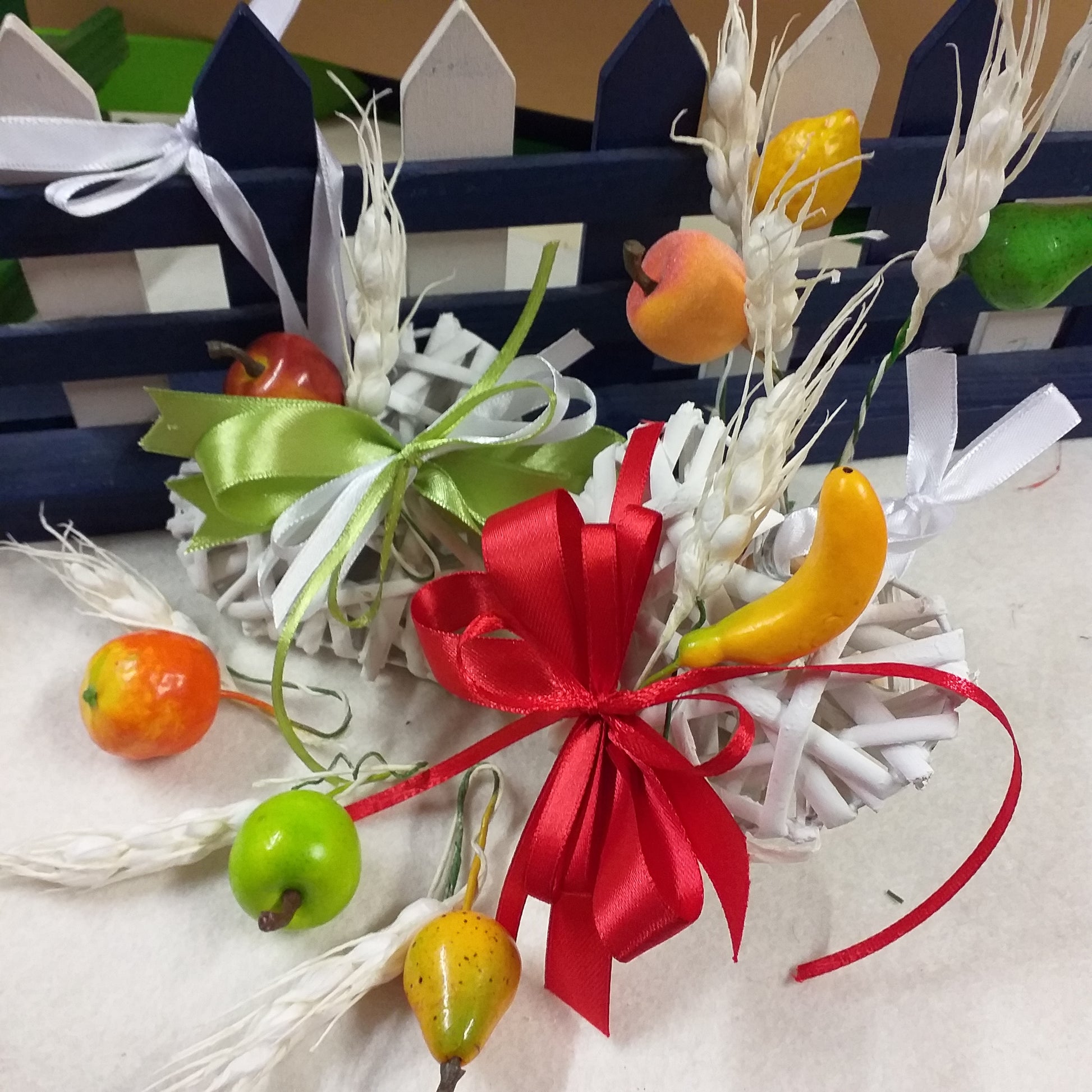 pere mela arance pesca limoni banana cuore vimini applicazione fruttini bomboniere spighe coccarda nastro confezionato o kit fai da te segnaposto matrimonio comunione cresima laurea compleanno