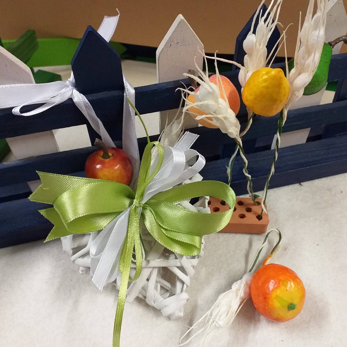 mela arancia pesca limone mazzolini pick bouquet e cuore vimini applicazione pera fruttini bomboniere spighe coccarda nastro confezionato o kit fai da te segnaposto matrimonio comunione cresima laurea compleanno