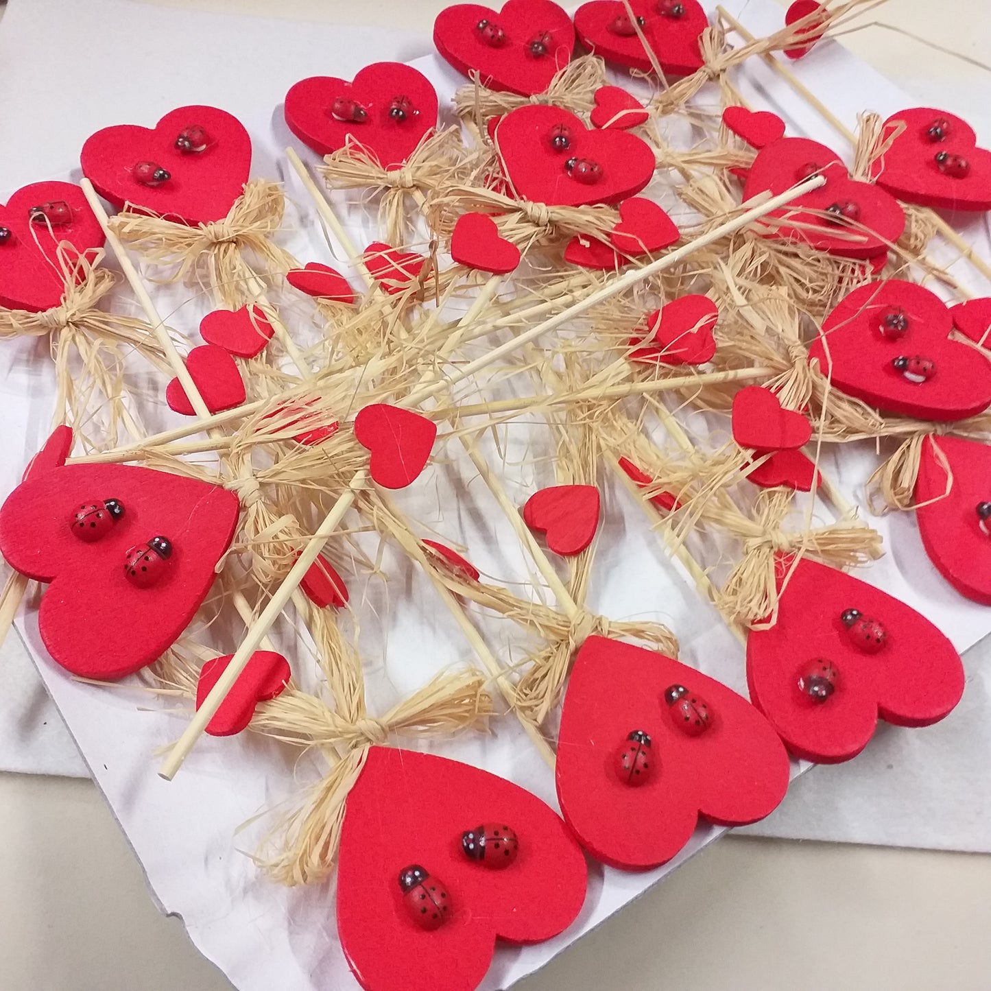 coppia coccinelle idea sposi matrimonio portafortuna applicazione cuore pick stelo legno decorazioni fioristi packaging piante bastoncino rafia ciondoli cuoricini uso idea regalo aprifesta bomboniera segnaposto