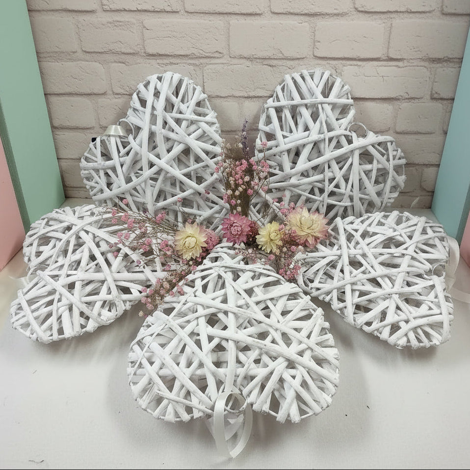cuori grandi vimini rattan viticcio midollino salice rustici bianchi sbiancati dipinti da decorare e appendere per fuoriporta bomboniera natale pasqua san valentino festa mamma