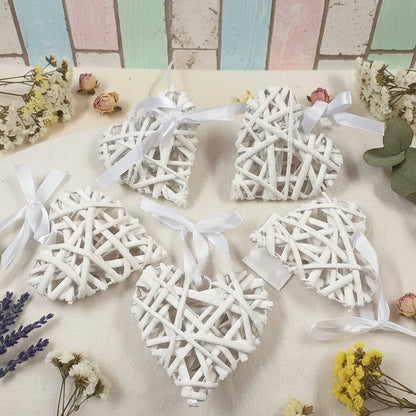 cuoricini vimini rattan viticcio midollino salice rustici bianchi sbiancati dipinti da decorare e appendere per fuoriporta bomboniera natale pasqua san valentino festa mamma