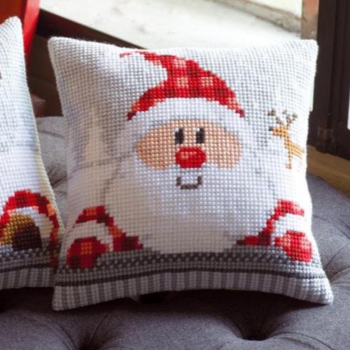 ambientazione cuscino realizzato con kit ricamo federa mezzo punto o croce Natale tela stampata disegnata