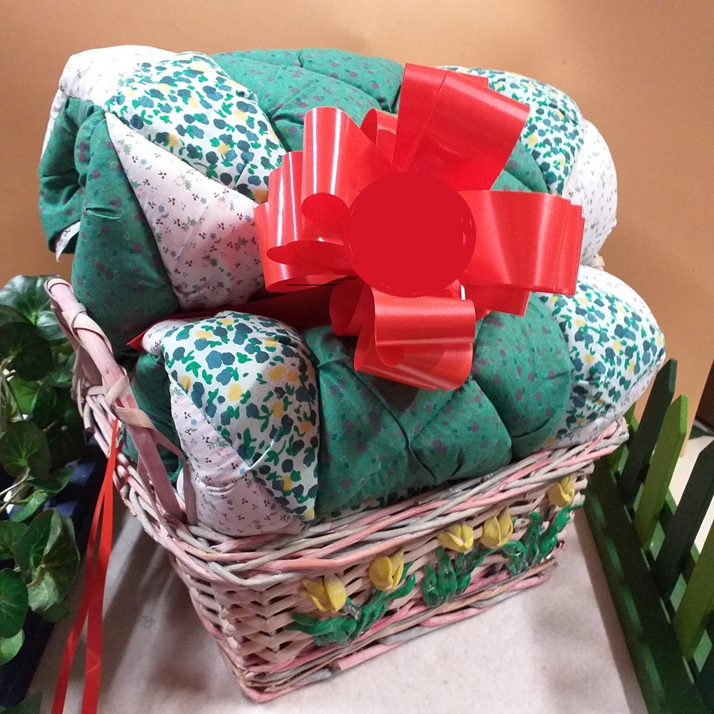 cestino rosa fiori pasquali gialli idea pasqua composizione confezione regalo fiocco 3 cuscini patchwork quilt per sedia cucina fantasia verde fiorellini cotonina