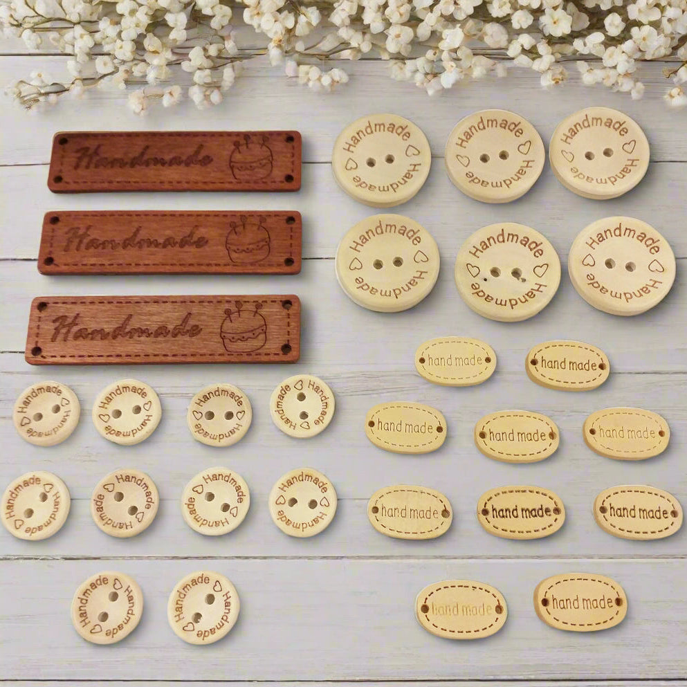 etichette legno targhette bottoni decorativi scritta handmade cuoricini gomitolo uso personalizzare hobbistica bambole di pezza lavori uncinetto maglia borse di lavorazioni fatte a mano