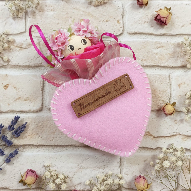 idea fai da te bambolina pannolenci con etichette legno targhette bottoni decorativi scritta handmade uso personalizzare fatto a mano hobbistica lavori uncinetto maglia borse