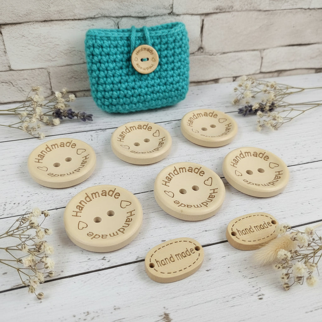 bottoncini forma rotonda etichette legno targhette bottoni decorativi scritta handmade cuoricini gomitolo uso personalizzare fatto a mano hobbistica bambole di pezza lavori uncinetto maglia borse