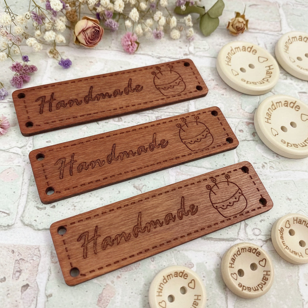 bottoncini forma rettangolare etichette legno targhette bottoni decorativi scritta handmade cuoricini gomitolo uso personalizzare hobbistica bambole di pezza lavori uncinetto maglia borse di lavorazioni fatte a mano