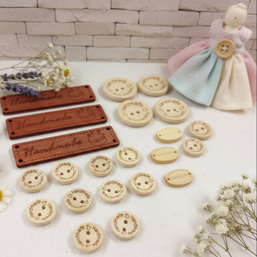 bottoncini piccoli etichette legno targhette bottoni decorativi scritta handmade cuoricini gomitolo uso personalizzare fatto a mano hobbistica bambole di pezza lavori uncinetto maglia borse