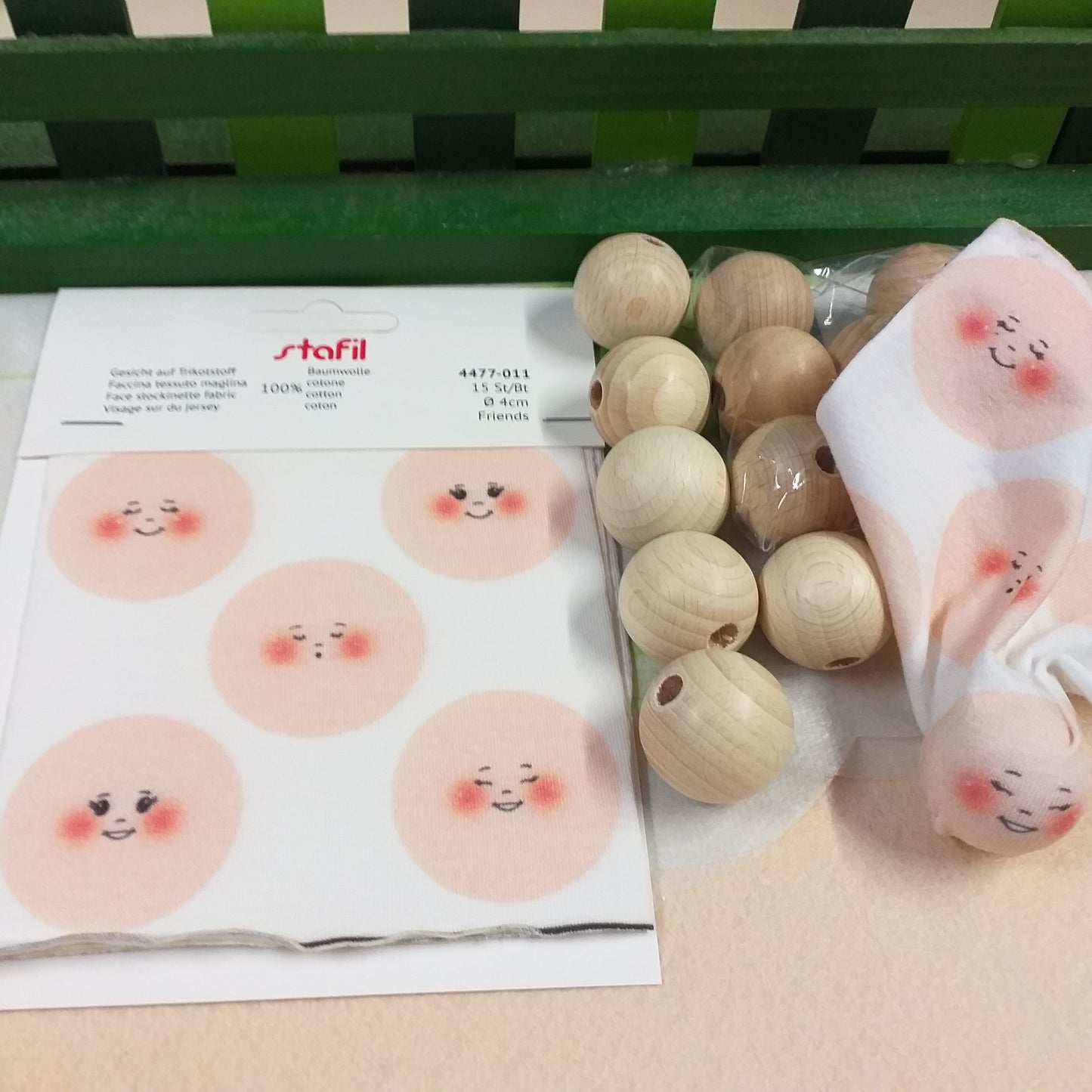kit palline legno e faccine maglina visetti bambole angioletti tessuto cotone stafil 4477-011 friends occhi aperti chiusi sorriso posa da cantore 5 modelli visi stampati disegnati colorati dipinti uso fai da te testine pupazzi di stoffa e pezza