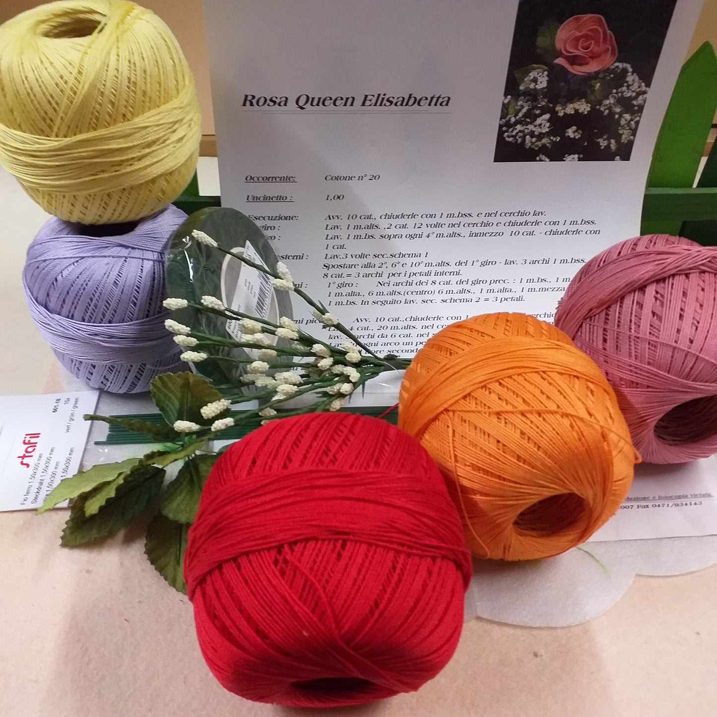 rosa queen elisabetta schemi rose uncinetto fiori facili kit gomitoli cotone colorato filato di scozia fili steli gambi nebbiolina foglie guttaperca nastro verde fioristi