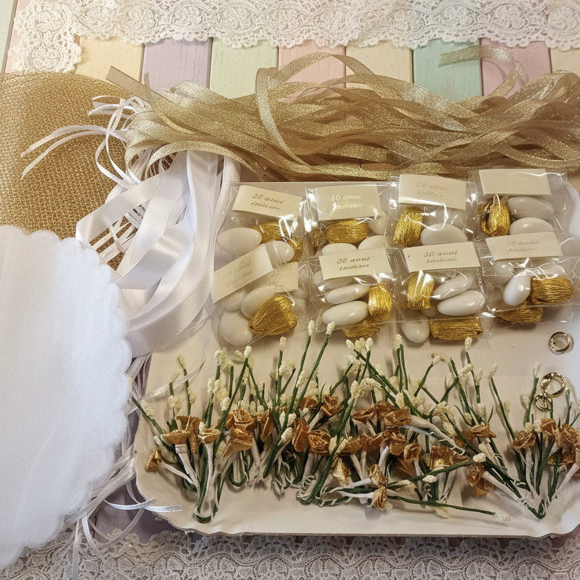 kit fai da te tulle rete dorata nastrino fiorellini roselline confetti mandorla bigliettino per confezionare sacchetti bomboniere anniversario matrimonio cinquantesimo nozze oro 50 anni