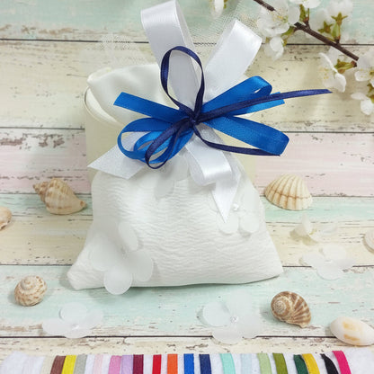guarnizione bianco blu sacchetto bianco organza imbottito portaconfetti matrimonio comunione cresima coccarda fiocco nastro confezionato confetti o vendita in kit confezionamento fai da te uso portariso portalavanda bomboniere