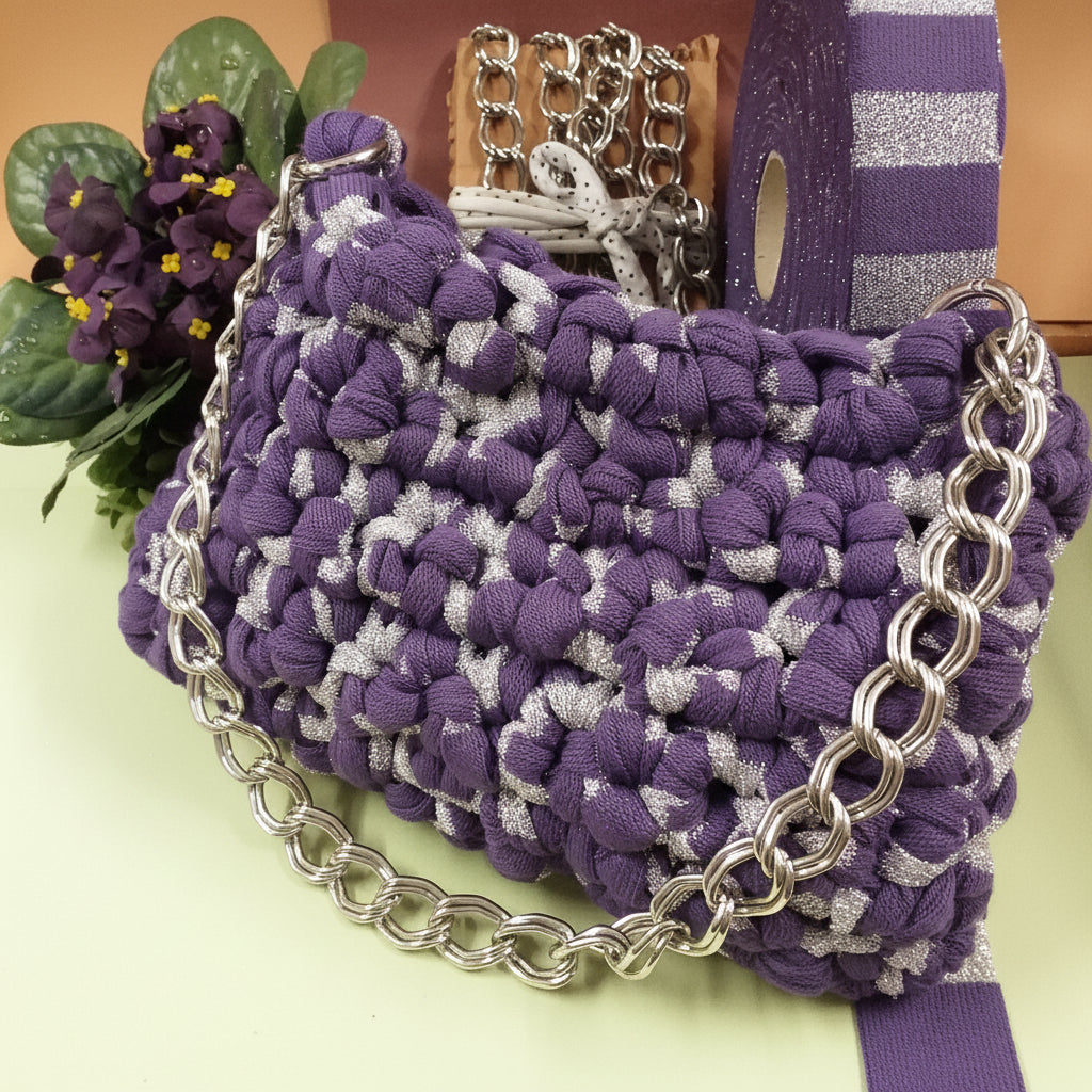 artigianale fatta a mano in Italia crochet bag pochette cerimonia viola argento lurex borsa uncinetto fettuccia alta larga piatta maglia bassissima manico catena argento idea regalo packaging tag from to