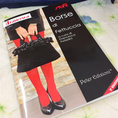 crochet bags copertina terza edizione Borse di Fettuccia crea con Francesca Peterlini Peter Edizioni Libri stafil cartamodelli accessori moda pochette sportine sacca mare borsette uncinetto da città