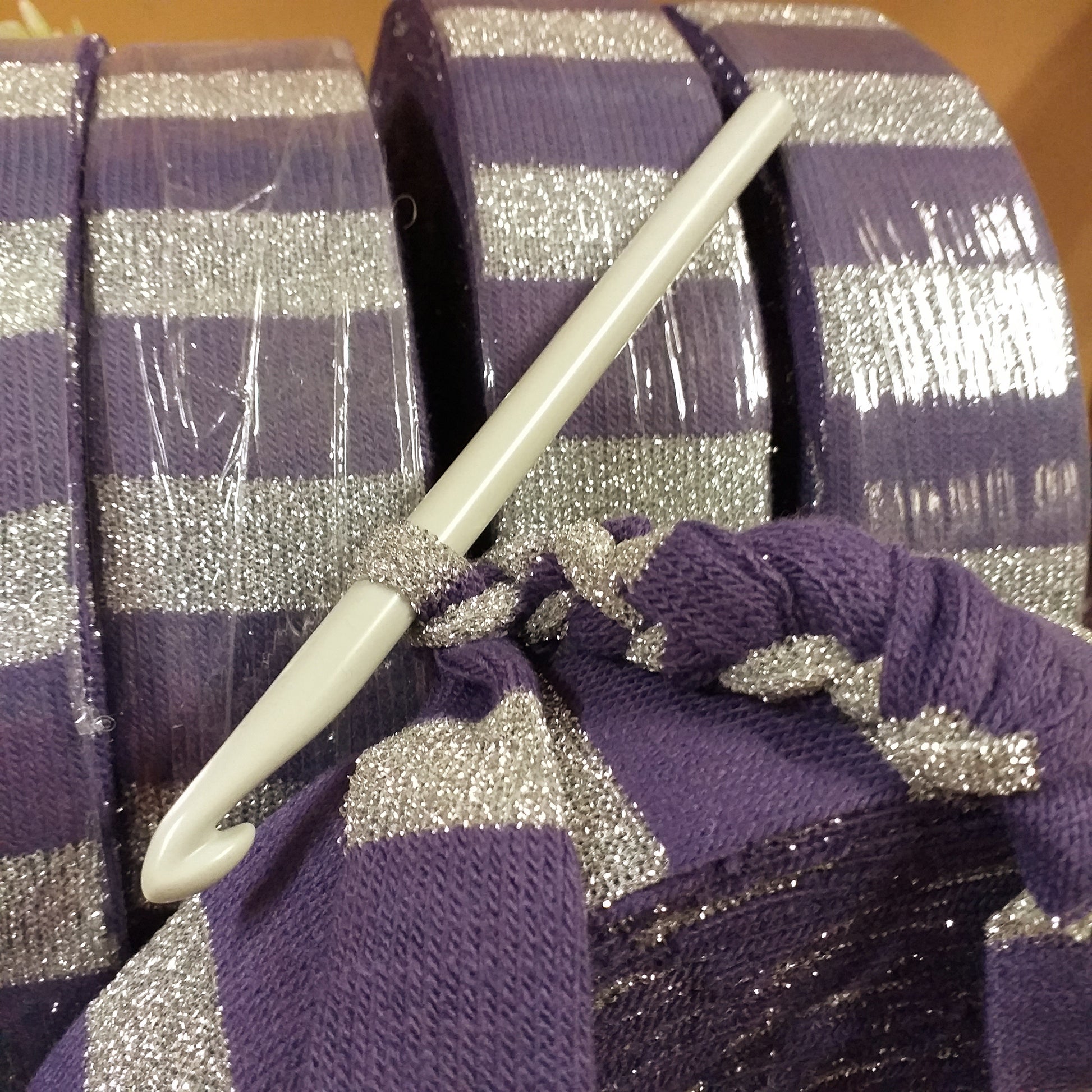 dettaglio come lavorare viola argento righe fettuccia lycra lurex elastica di maglina per borse uncinetto cestini cucce gatti cani tappeti arazzi borsone mare pochette sera