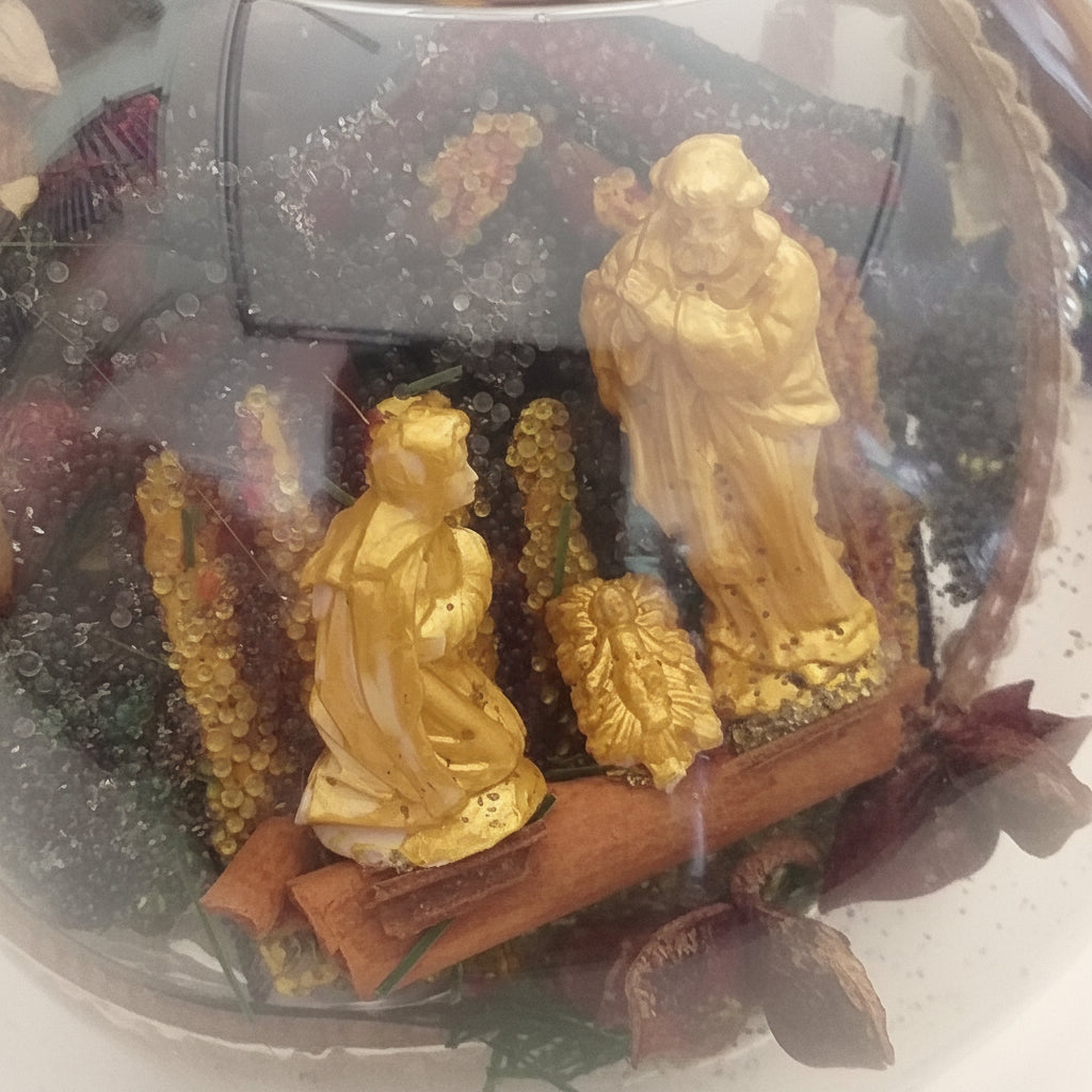 primo piano statuine mini Presepe Natività 3 cm Gesù Giuseppe Maria Madonna stella cometa statuette bianche da decorare colorare per vetrina Natale albero capanna miniatura cannella biedermeier