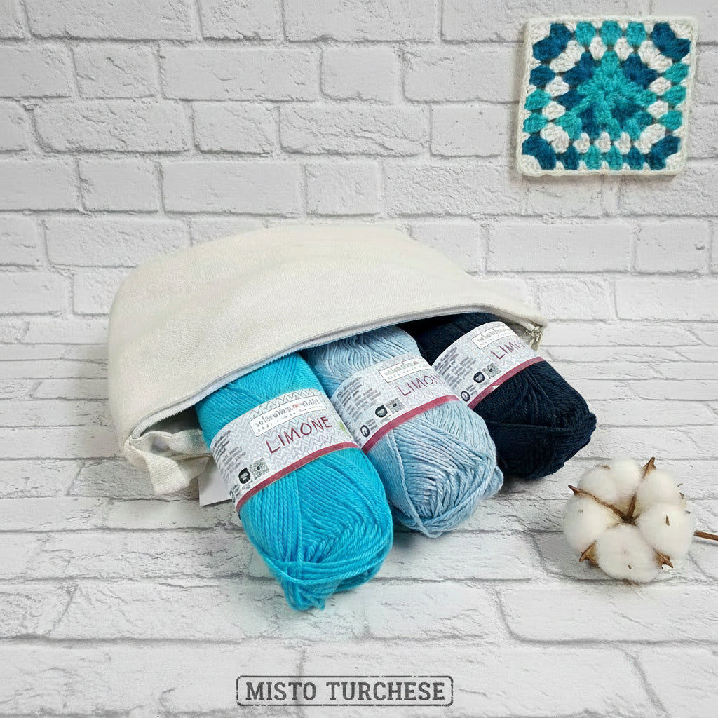 pochette tela con misto blu gomitoli filo uncinetto filato cotone grosso mercerizzato uso amigurumi pupazzi bambole crochet bag borse costumi abbigliamento arredamento