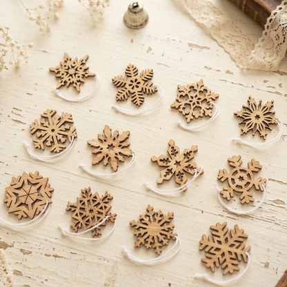 12 modelli fiocco di neve stelline legno ghiaccio uso decorazioni natalizie albero Natale addobbi chiudipacco regalo vetrinistica ciondolini applicazioni legnetti 