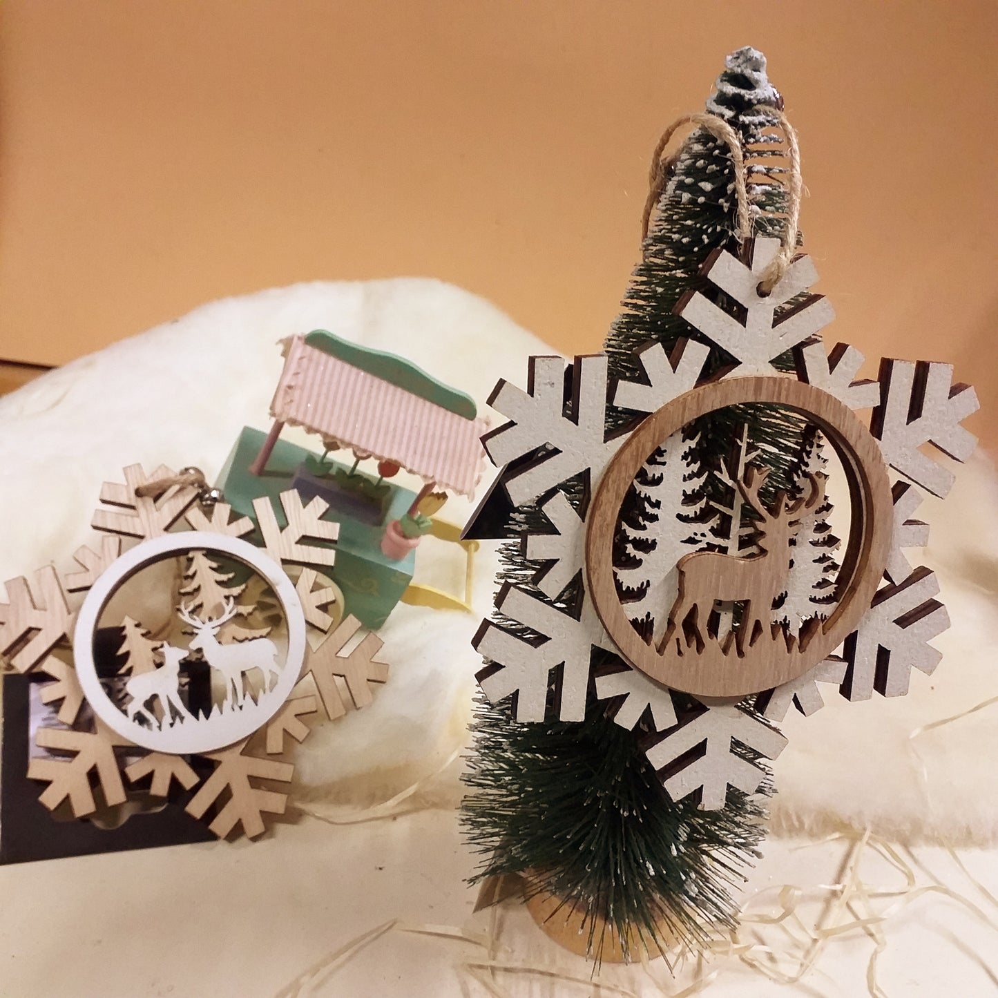 packaging pino verde innevato shop online vetrina modelli fiocco di neve stelline legno ghiaccio uso  decorazioni natalizie albero Natale addobbi chiudipacco regalo vetrinistica ciondolini applicazioni legnetti