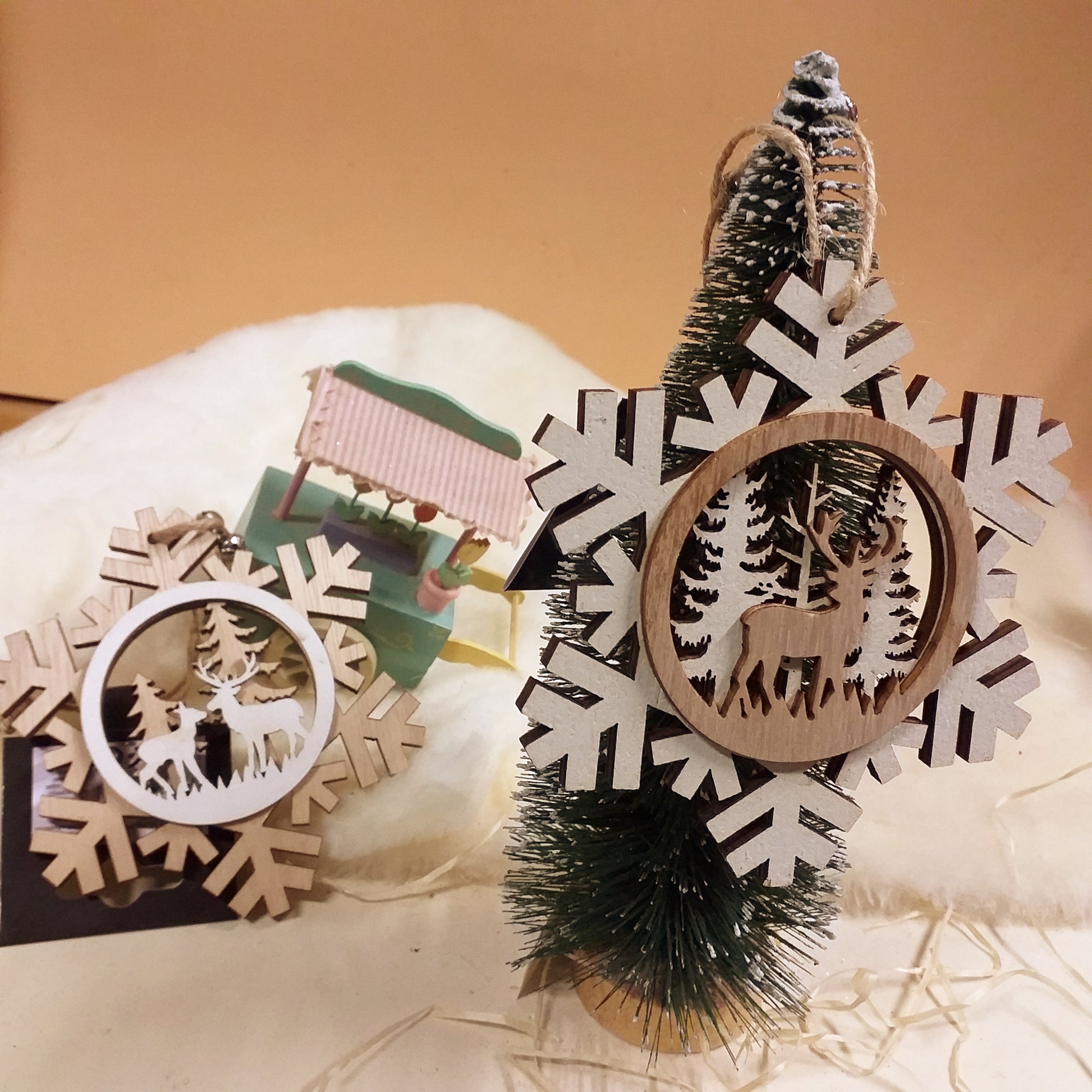 packaging pino verde innevato shop online vetrina modelli fiocco di neve stelline legno ghiaccio uso  decorazioni natalizie albero Natale addobbi chiudipacco regalo vetrinistica ciondolini applicazioni legnetti