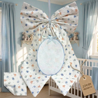 azzurro celeste disegnato maschietto bimbo neonato fiocco coccarda nascita da ricamare a punto croce con data nome bebè per cameretta, portone, culla, lettino