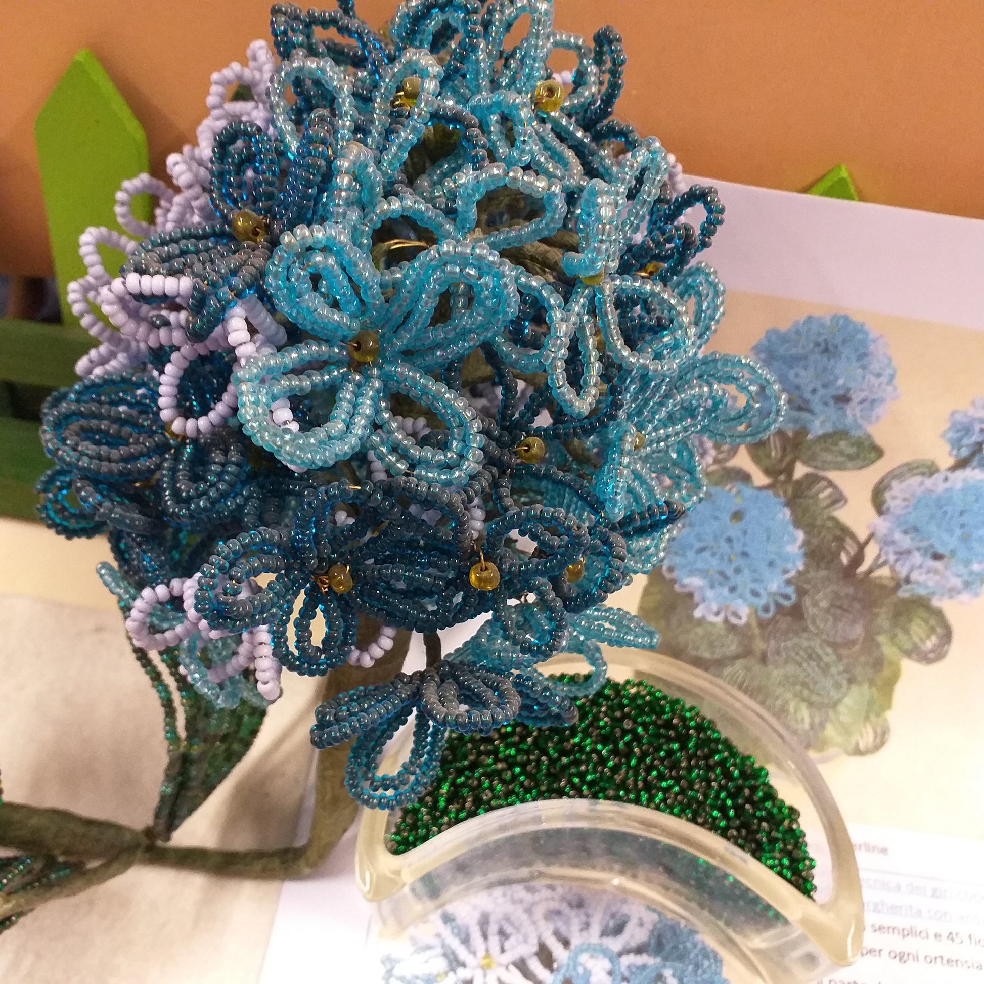 primo piano pianta blu azzurro perline di vetro rocailles di conteria per ortensia fiori veneziani kit spiegazioni istruzioni e foglie composizioni  fiorellini