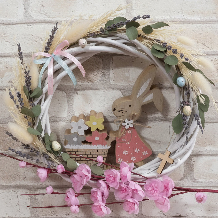 idea fai da te applicazione packaging confezione regalo ghirlanda fuoriporta coroncina con ramo grande vetrina fiori di pesco finti artificiali rosa chiaro composizione piantina addobbi decorazioni vetrine negozio primavera pasquale coniglietto