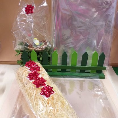 idea creativa cestino pasquale confezione cellophane trasparente vendita fogli paglietta di legno riempitivo 5 coccardine rosse di carta metallizzata per packaging cesti regalo kit fai da te
