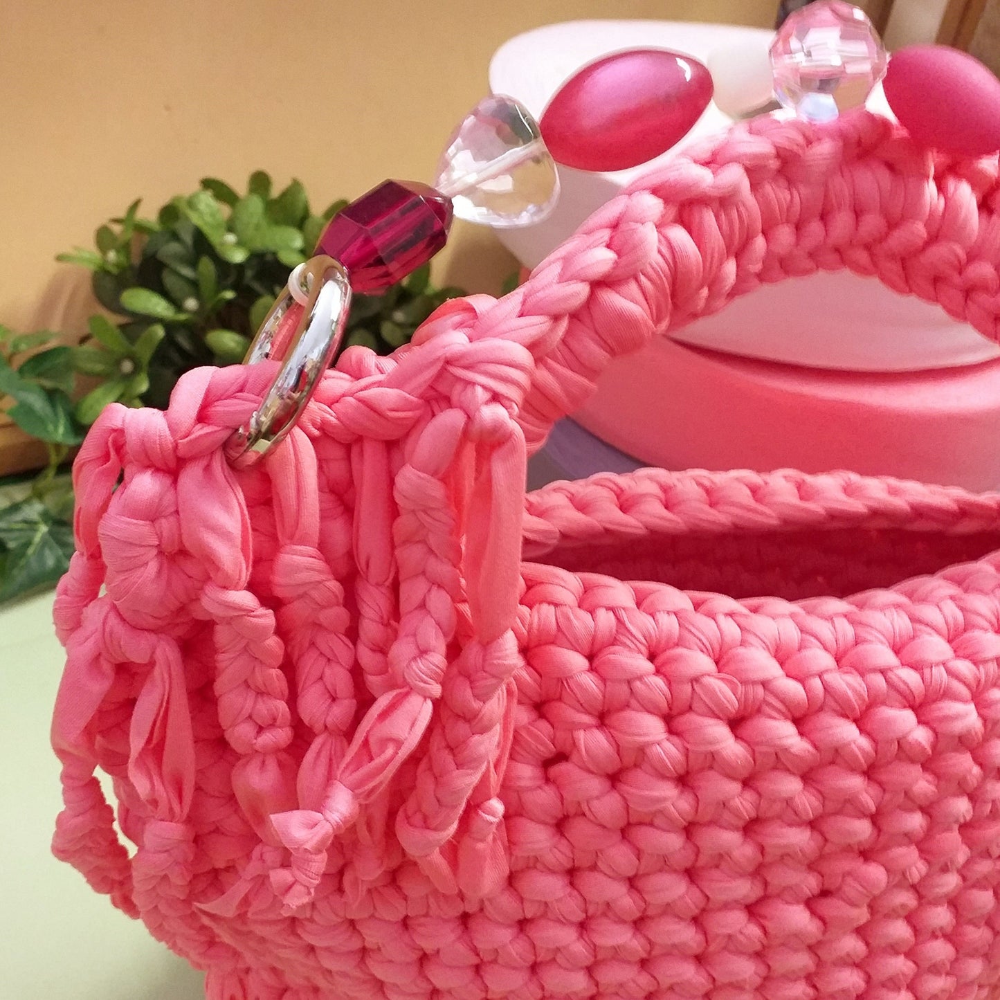 aggancio laterale borsa lycra fettuccia uncinetto pochette con frange cerimonia matrimonio da giorno da sera maniglia manico gioiello perle pietre catena metallo colori rosa cipria fucsia glicine lilla