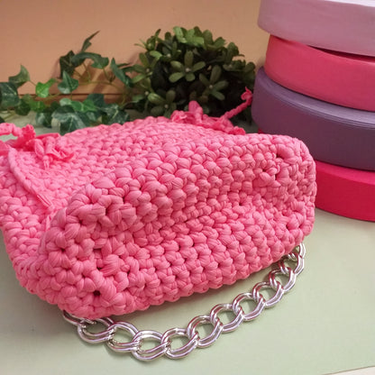 fondo ovale punto partenza borsa lycra fettuccia uncinetto pochette con frange cerimonia matrimonio da giorno da sera maniglia manico gioiello perle pietre catena metallo colori rosa cipria fucsia glicine lilla