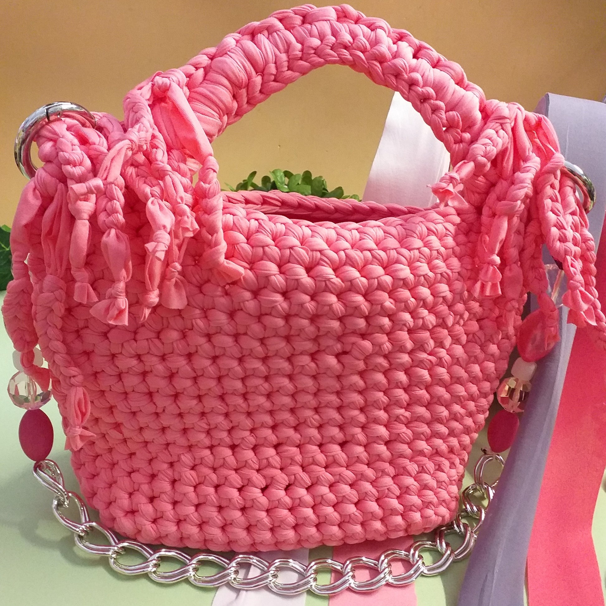 lato anteriore borsa lycra fettuccia uncinetto pochette con frange cerimonia matrimonio da giorno da sera maniglia manico gioiello perle pietre catena metallo colori rosa cipria fucsia glicine lilla