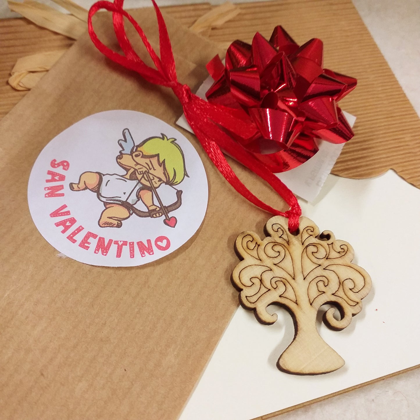 ciondolo legno green eco-friendly albero della vita con laccetto rosso confezionamento packaging San Valentino festa degli innamorati cupido 14 febbraio gadget ricordini segnaposto ristorante