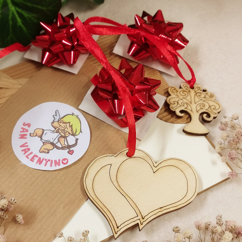 ciondolo legno green eco-friendly fiore quadrifoglio doppio cuore albero della vita con laccetto rosso confezionamento packaging San Valentino festa degli innamorati cupido 14 febbraio gadget ricordini segnaposto ristorante