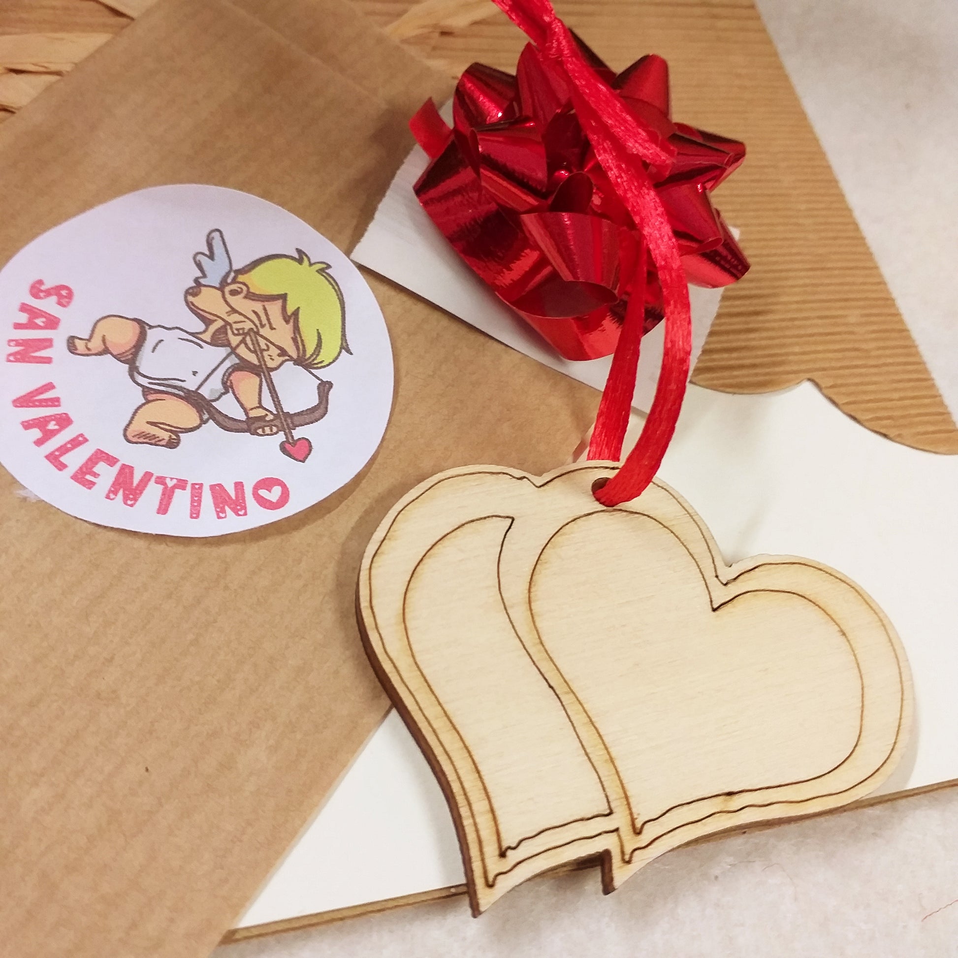 ciondolo legno green eco-friendly doppio cuore con laccetto rosso confezionamento packaging San Valentino festa degli innamorati cupido 14 febbraio gadget ricordini segnaposto ristorante