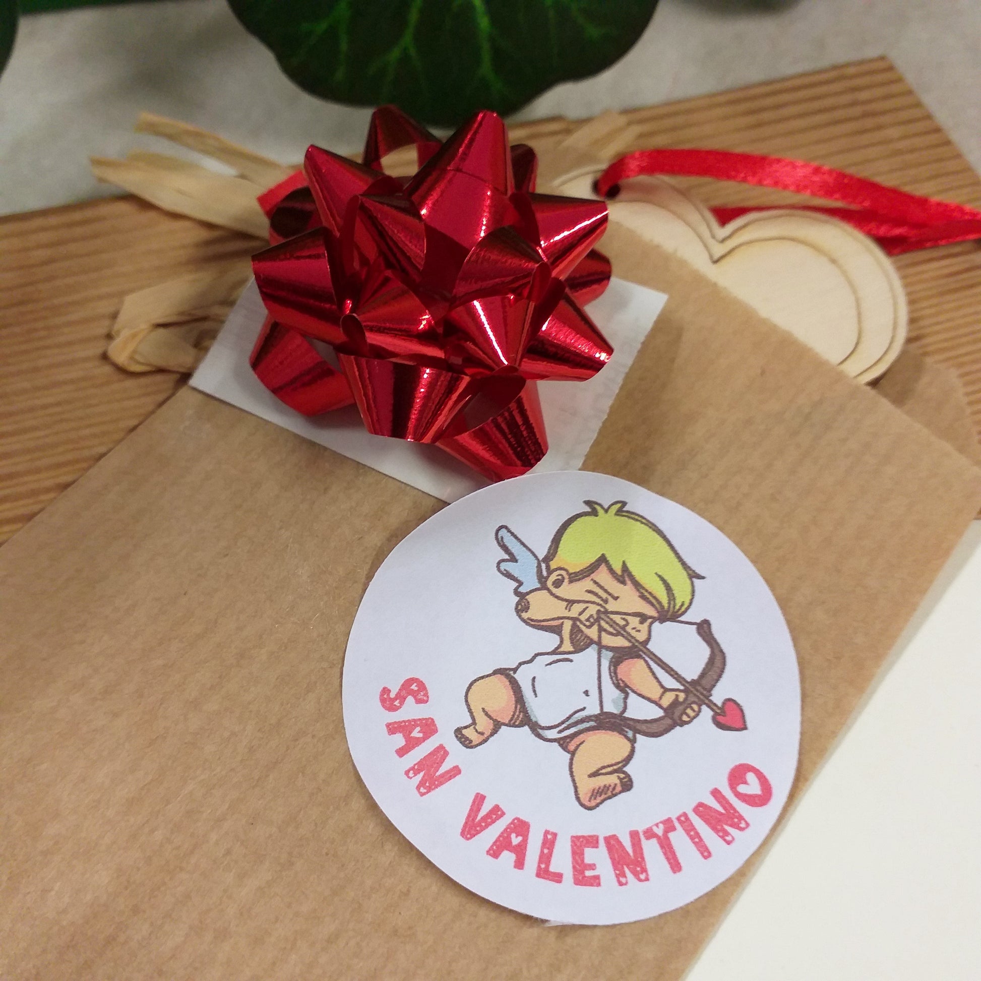 come confezionare ciondolo legno green eco-friendly doppio cuore con laccetto rosso confezionamento packaging San Valentino festa degli innamorati cupido 14 febbraio gadget ricordini segnaposto ristorante