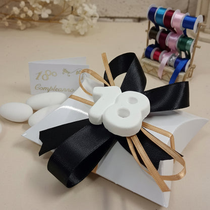 scelta colori bomboniere 18 anni diciottesimo compleanno bigliettino bianco oro confettata 3 confetti mandorla bianchi bustina economica originale confezionata gessetto numero