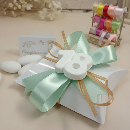 confettata e colori per 18 anni diciottesimo compleanno bigliettino bianco oro 3 confetti  bustina economica originale confezionata gessetto fiocco coccarda verde chiaro oro