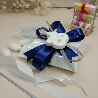 18 anni diciottesimo compleanno bigliettino bianco oro confettata 3 confetti mandorla bianchi bustina economica originale confezionata gessetto fiocco coccarda blu