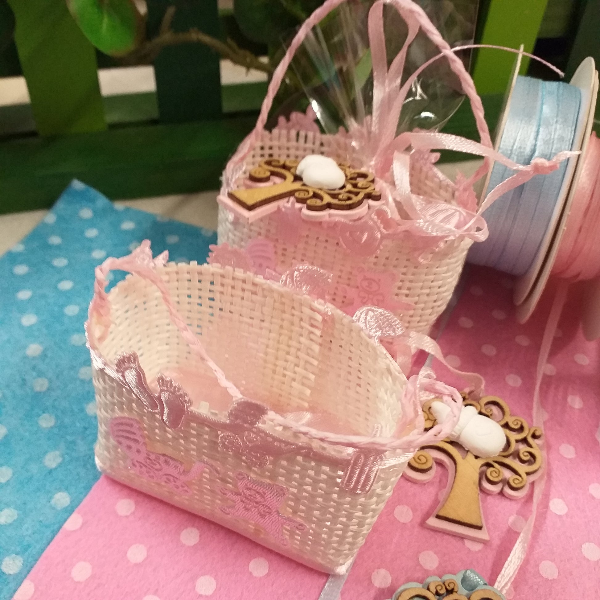 rosa femminuccia bimba confezionate o kit fai da te sacchetti sportine portaconfetti nascita Battesimo juta bomboniere ciondolo albero della vita legno applicazione gessetto biberon 3 confetti bigliettini