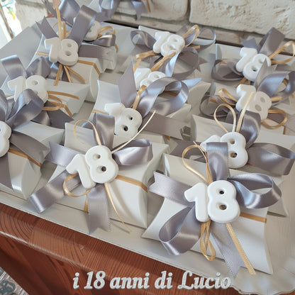 confettata e colori per 18 anni di Lucio diciottesimo compleanno bigliettino bianco oro 3 confetti  bustina economica originale confezionata gessetto fiocco coccarda grigio perlato oro