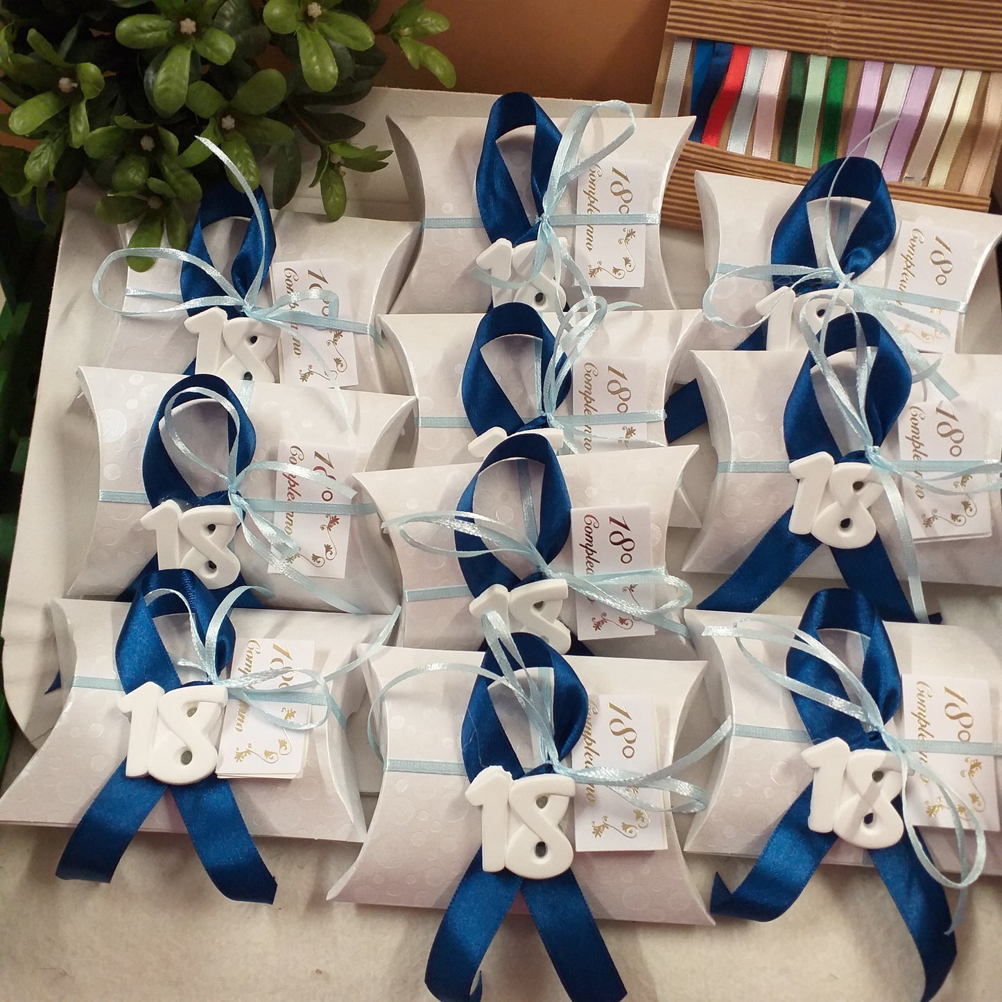 confettata e colori per 18 anni diciottesimo compleanno bigliettino bianco oro 3 confetti  bustina economica originale confezionata gessetto fiocco coccarda blu