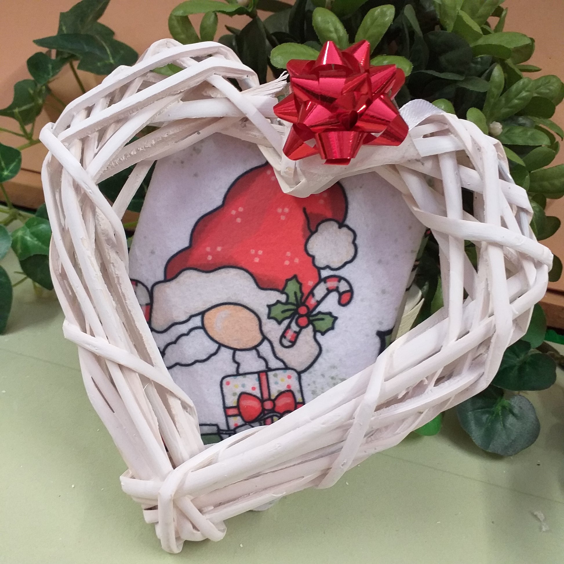 idea fai da te creare con gnomo natale e cuore vimini bianco intrecciato ghirlanda rattan di midollino viticcio uso cornice da decorare fuoriporta allestimento fiocco coccarda