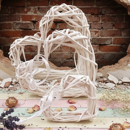 misure piccolo medio grande cuore vimini bianco intrecciato ghirlanda rattan di midollino viticcio uso cornice da decorare fuoriporta allestimento san valentino festa mamma natale pasqua fiocco nascita coccarda