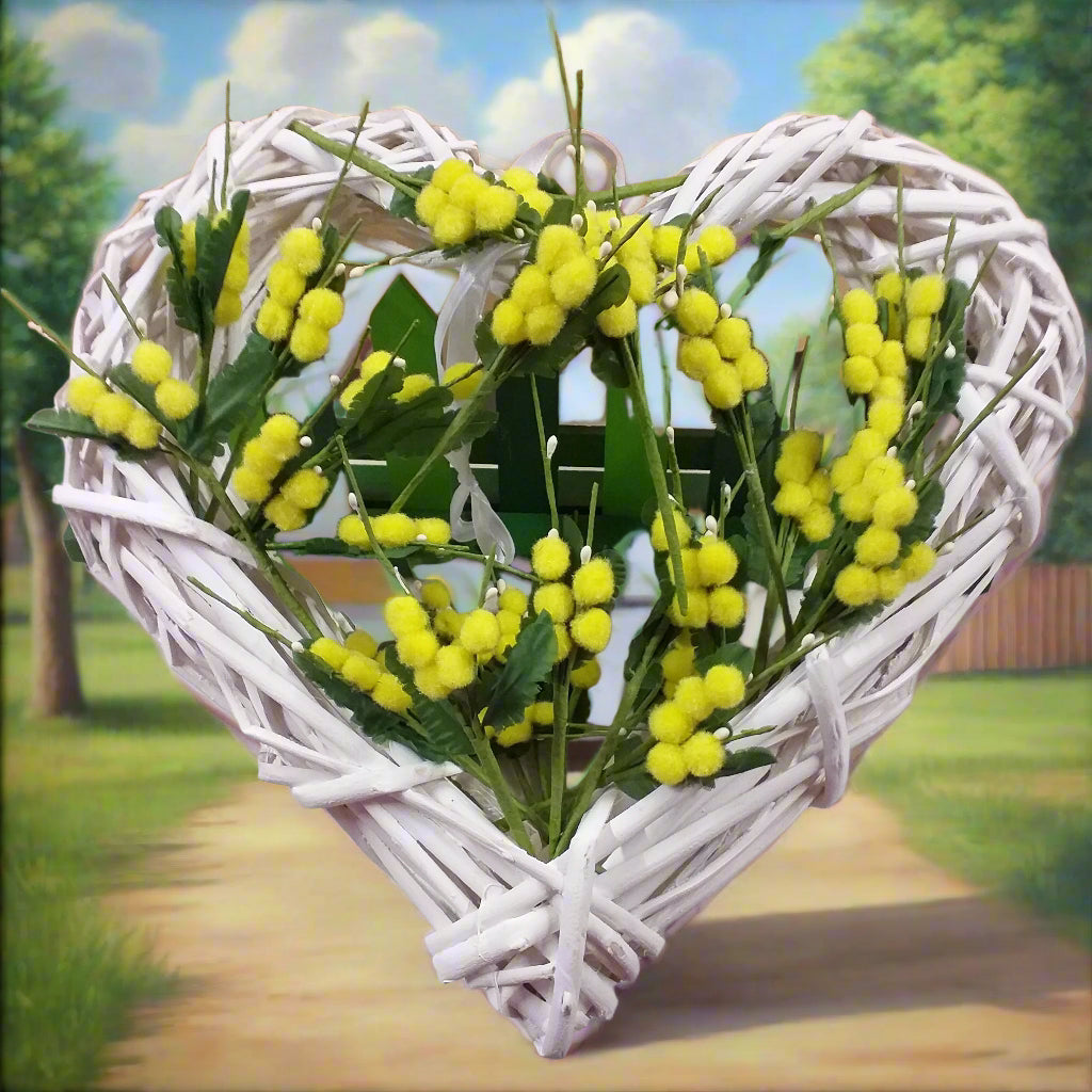 idea fioristi festa della donna mimosa con cuore vimini bianco intrecciato ghirlanda medio rattan di midollino viticcio uso cornice da decorare fuoriporta allestimento